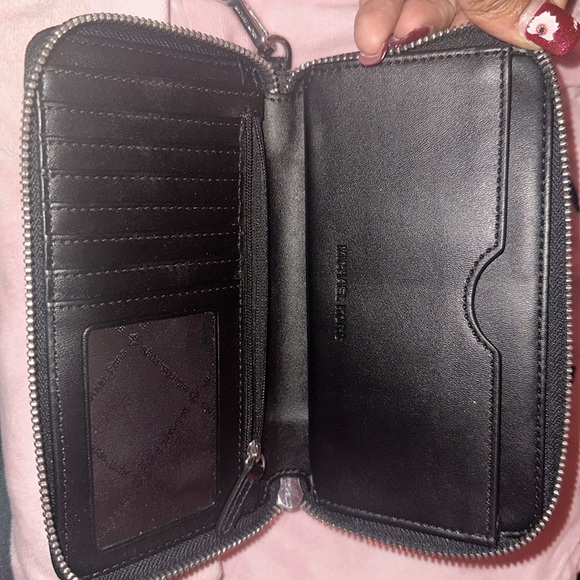 Micheal Kors jet black wristlet - Picture 4 of 5